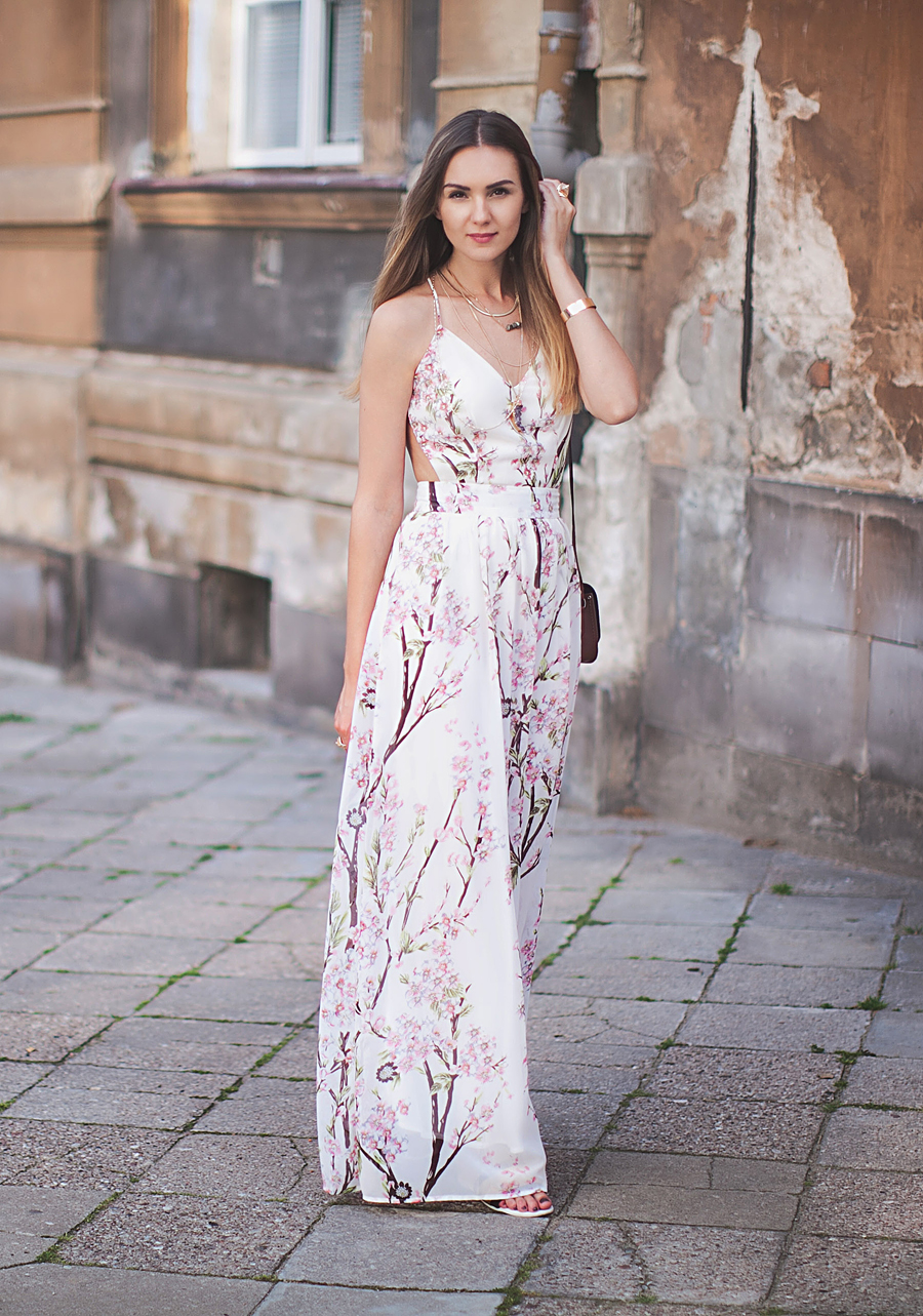 how-to-style-a-floral-maxi-dress-outfit-flower-print