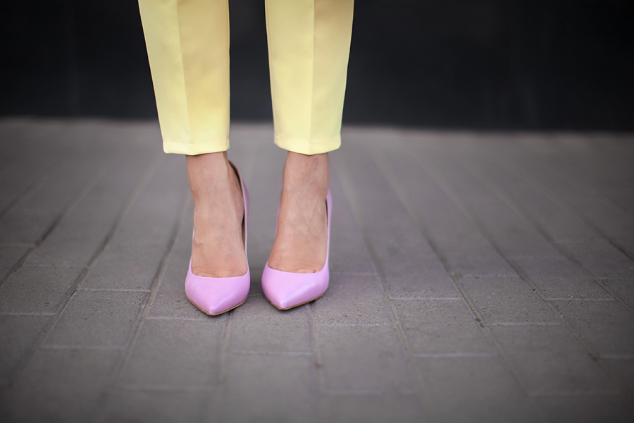 yellow-pants-combinations-outfit-ideas-semilla-pink-shoes