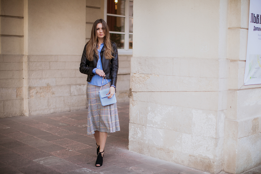 how-to--wear-a-midi-skirt-outfit-ideas